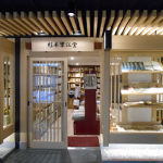 ���{���]��