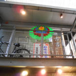 ���{���]��