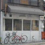 ���E����