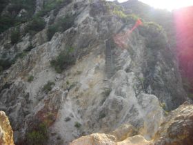 �n�̔w�̊K�i